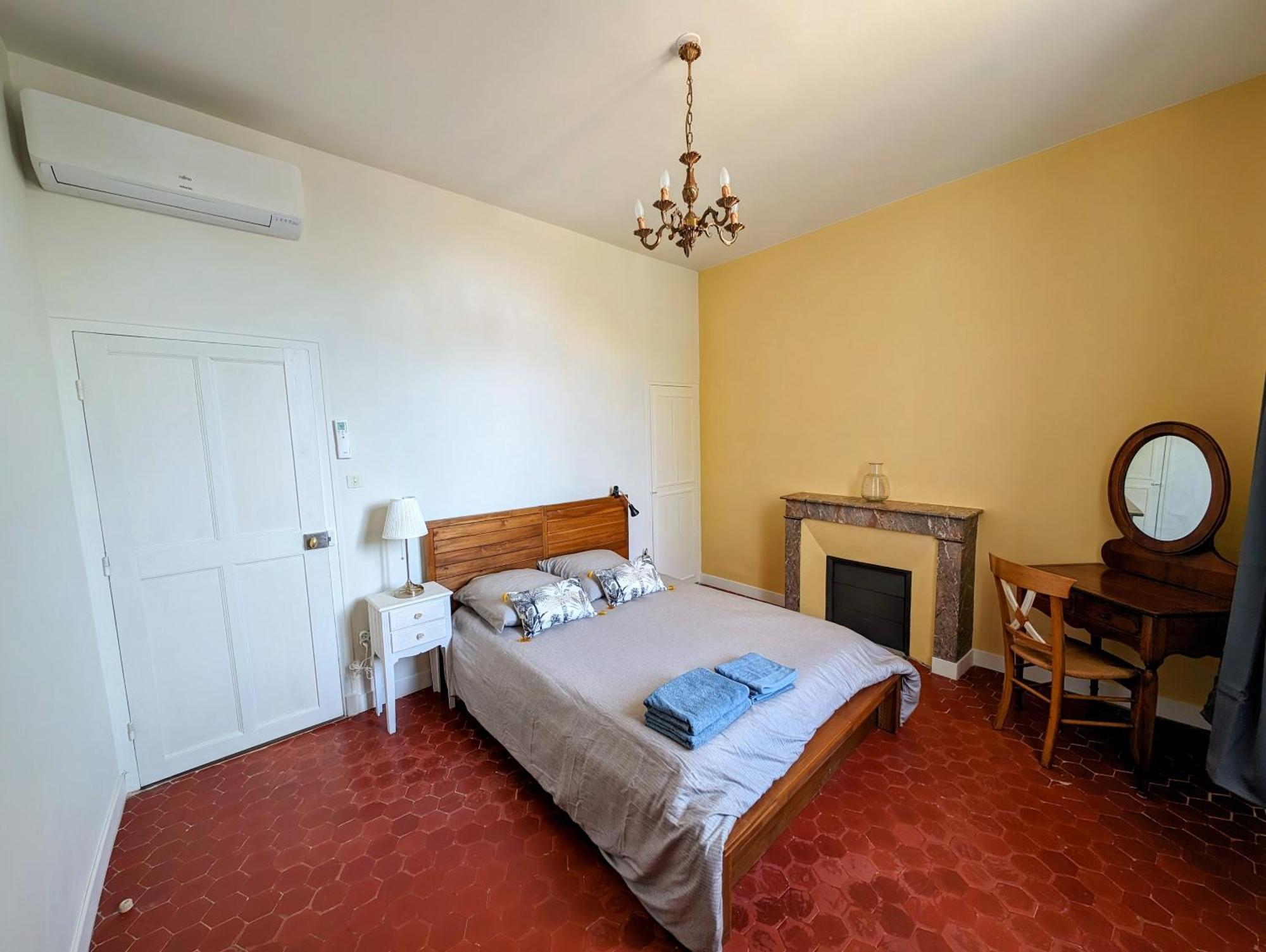 Maison De Style Tout Confort, Position Ideale, Avec Clim Et Petit Exterieur Orange  Exterior photo